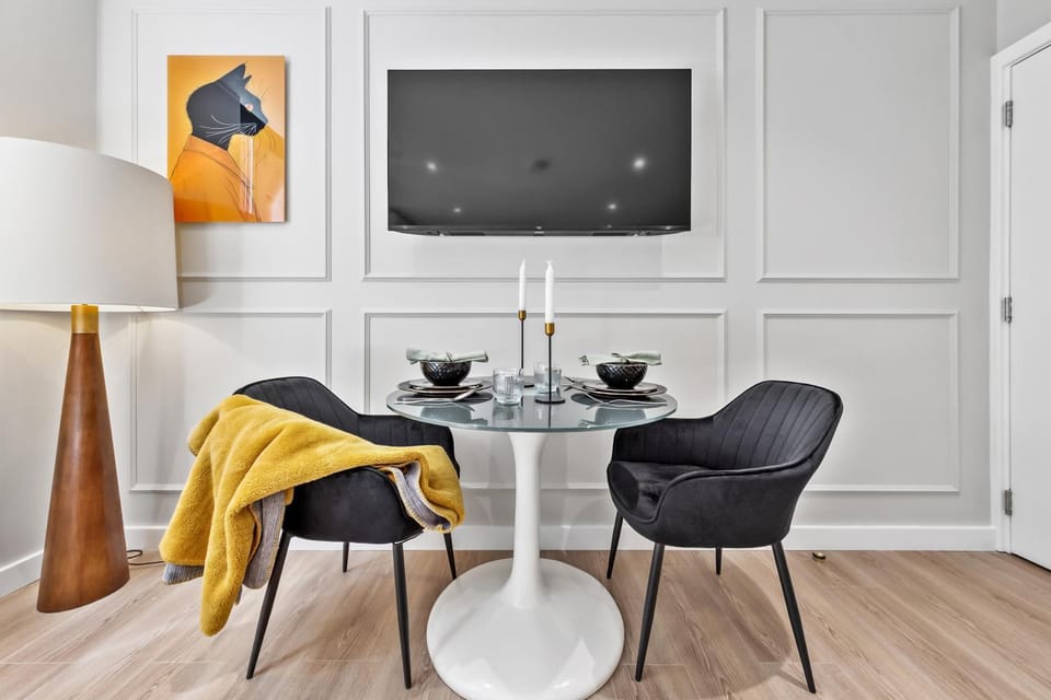 TV and multimedia, Seating area, Dining area
