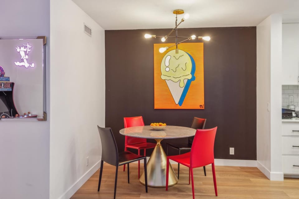 Posh Hollywood High-Rise Apt Apartment in Hollywood