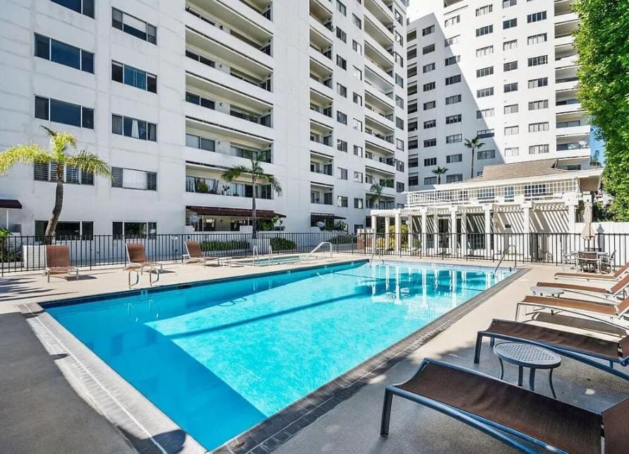 Posh Hollywood High-Rise Apt Apartment in Hollywood