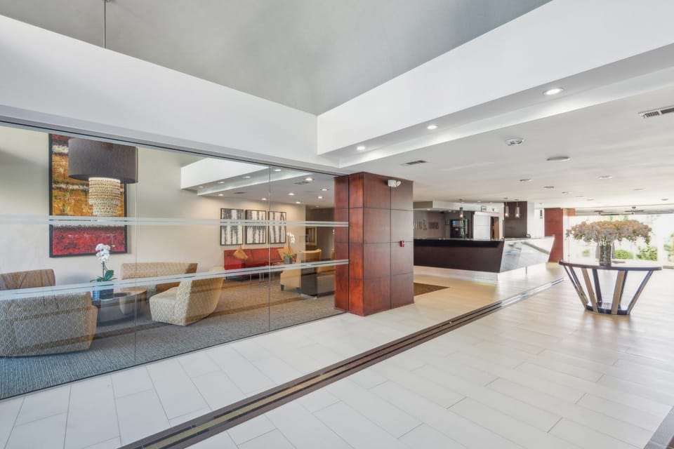 Posh Hollywood High-Rise Apt Apartment in Hollywood