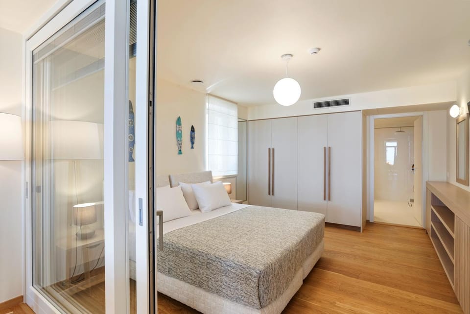 Bed, TV and multimedia, View (from property/room), Bedroom, Sea view, Facility for disabled guests, flat iron, heating, internet, internet, safe, wardrobe, air conditioner