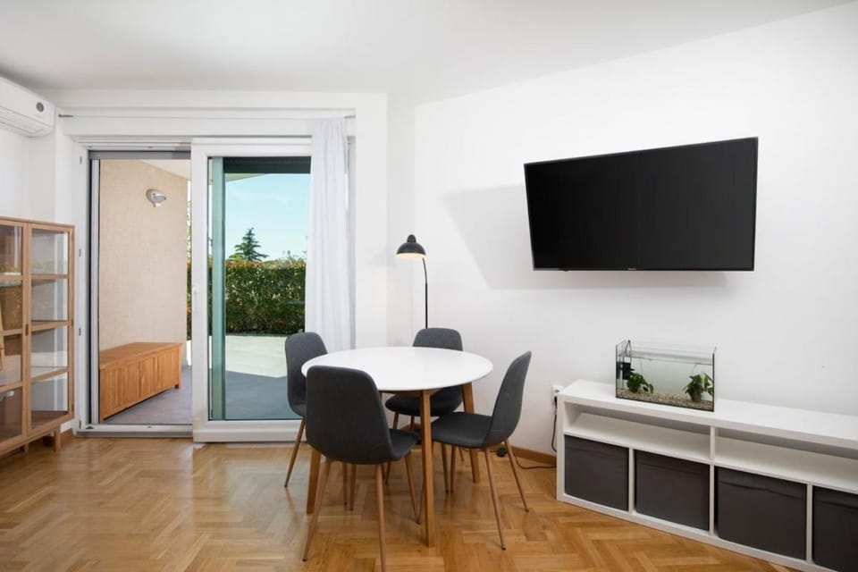 TV and multimedia, Living room, Seating area, Dining area