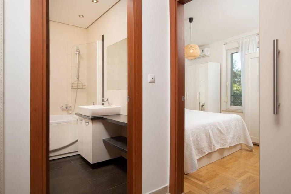 Bed, Bathroom, Bedroom, towels