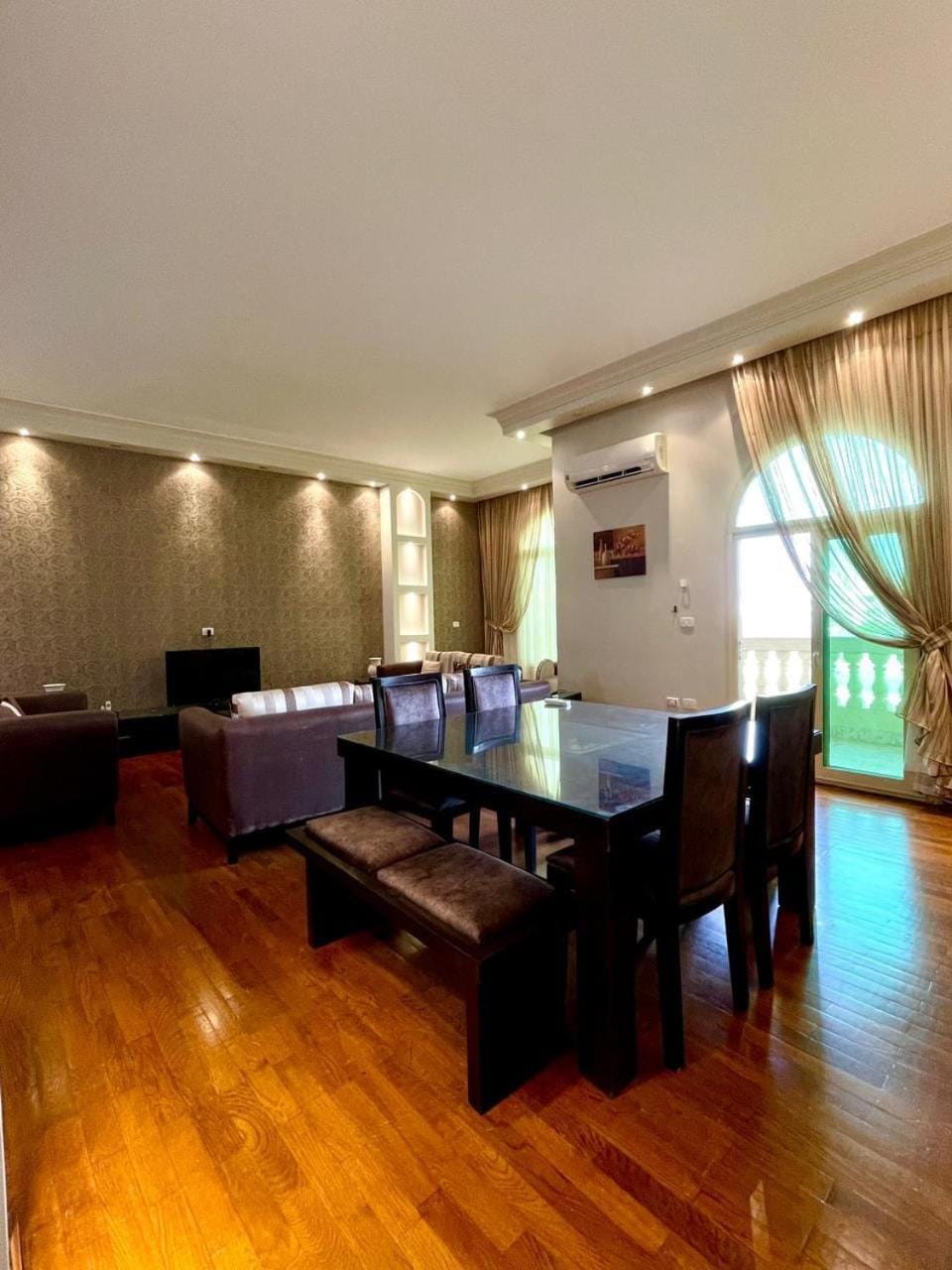 TV and multimedia, Living room, Seating area, Dining area