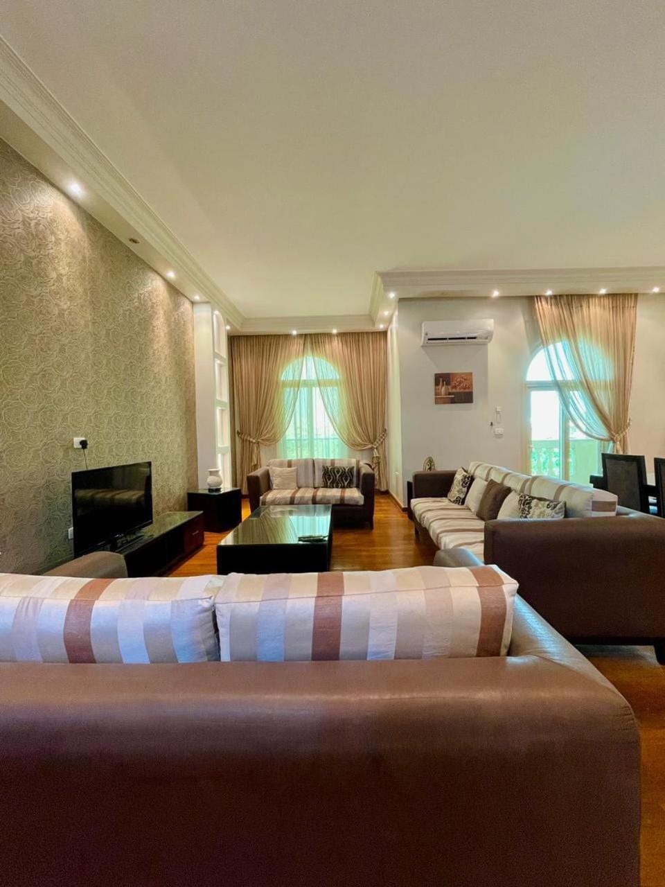 TV and multimedia, Living room, Seating area, Evening entertainment