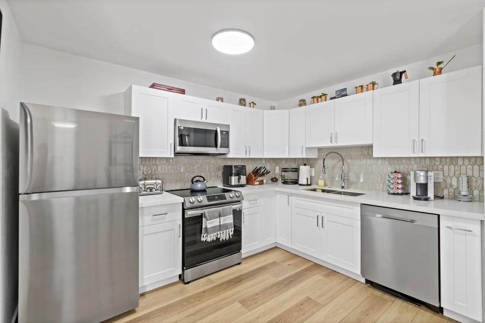 Coffee/tea facilities, Kitchen or kitchenette, dishwasher, microwave, oven, stove, toaster, kitchen