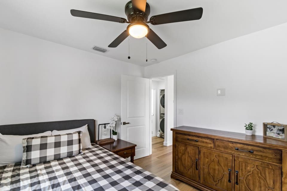 Bed, Bedroom, wardrobe, air conditioner