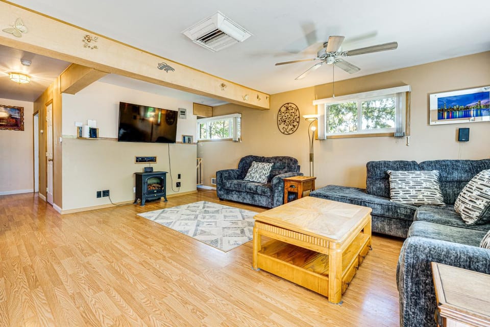 Near Family-Friendly Attractions: Northglenn Home! House in Northglenn