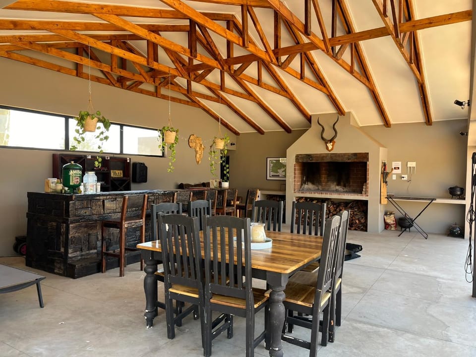 Lounge or bar, Seating area, fireplace
