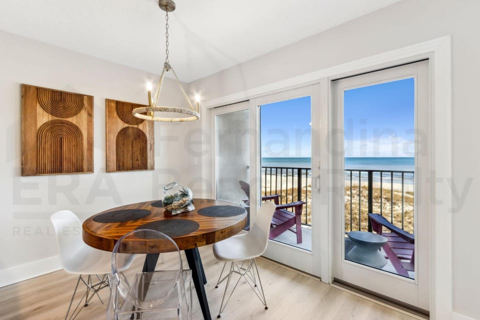 Remodeled 2 Bed/2 Bath, 3rd floor Oceanfront condo sleeps 5. Oceanfront balcony & pool. House in Fernandina Beach