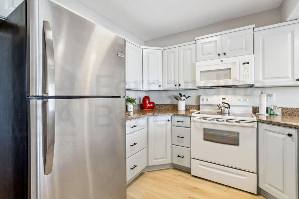 Remodeled 2 Bed/2 Bath, 3rd floor Oceanfront condo sleeps 5. Oceanfront balcony & pool. House in Fernandina Beach