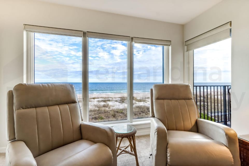 2 Bedroom/2 Bath, 3rd floor Oceanfront condo sleeps 6. Oceanfront deck and pool. House in Fernandina Beach
