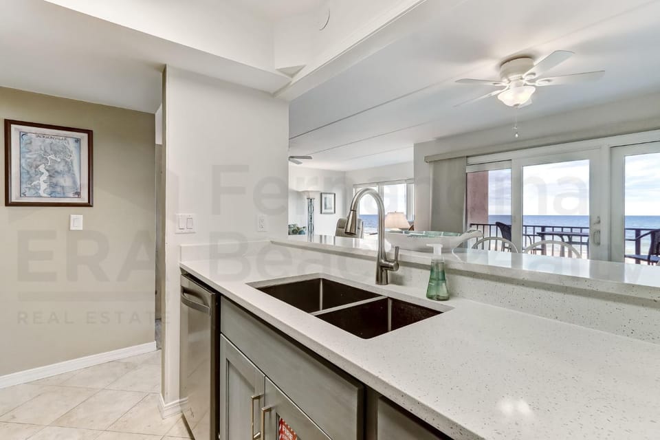 2 Bedroom/2 Bath, 3rd floor Oceanfront condo sleeps 6. Oceanfront deck and pool. House in Fernandina Beach