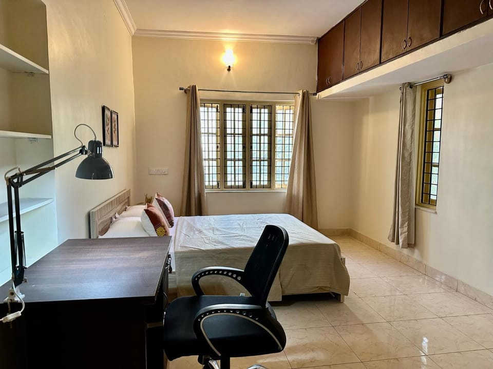 Bed, Photo of the whole room, Seating area