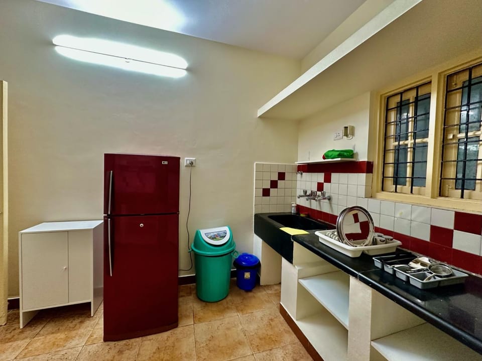 Kitchen or kitchenette, minibar, stove