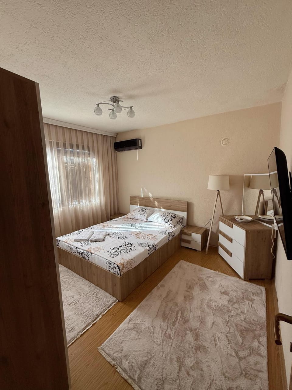 Bed, TV and multimedia, Photo of the whole room, Bedroom, air conditioner