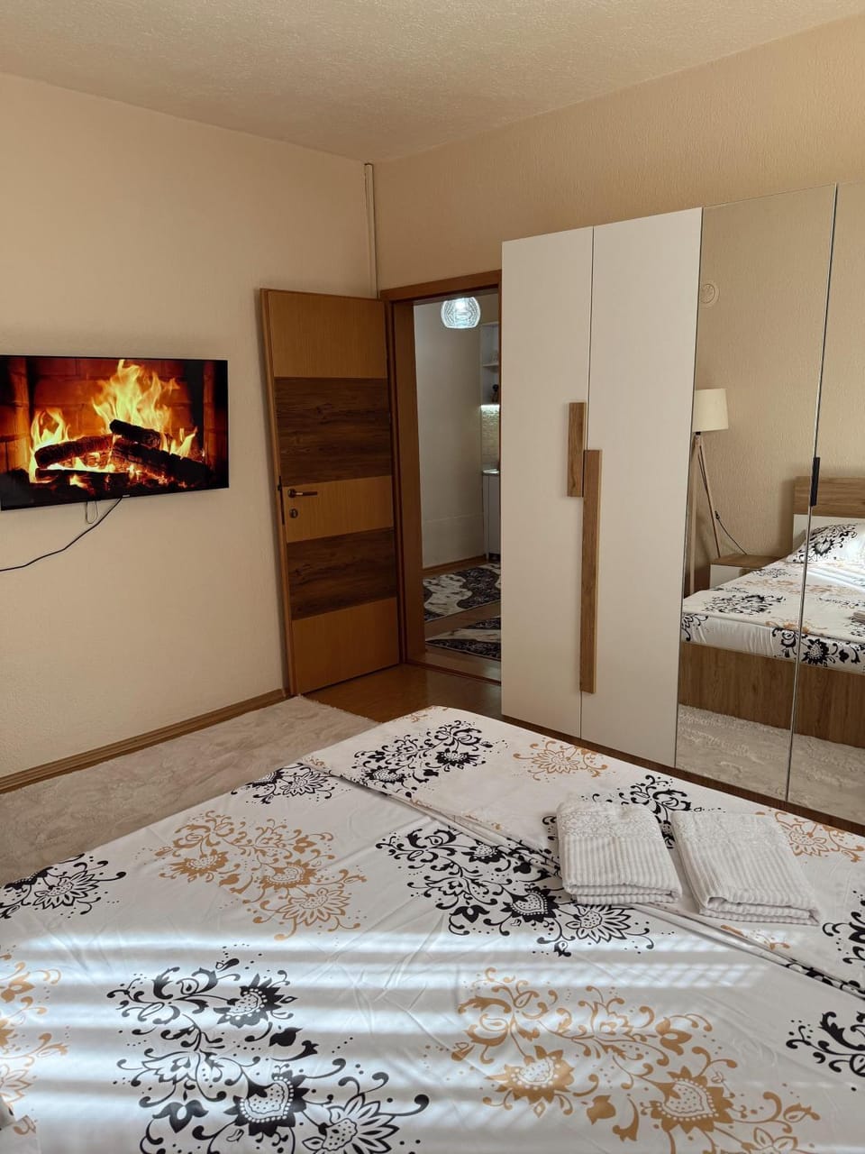 Bed, TV and multimedia, Photo of the whole room, Bedroom, wardrobe