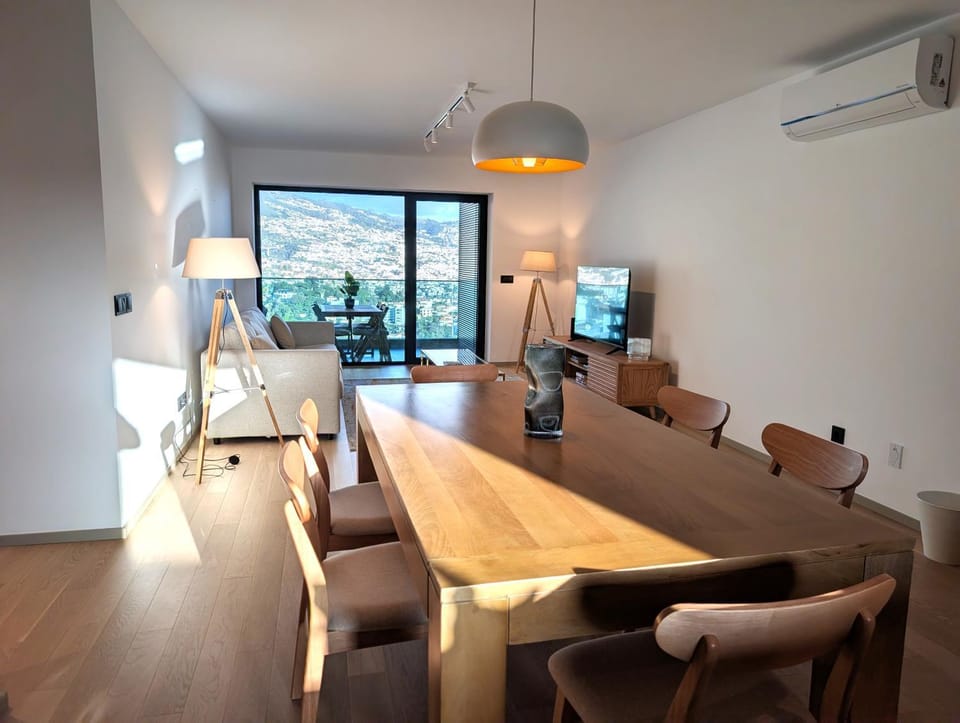TV and multimedia, Living room, Seating area, Dining area, air conditioner