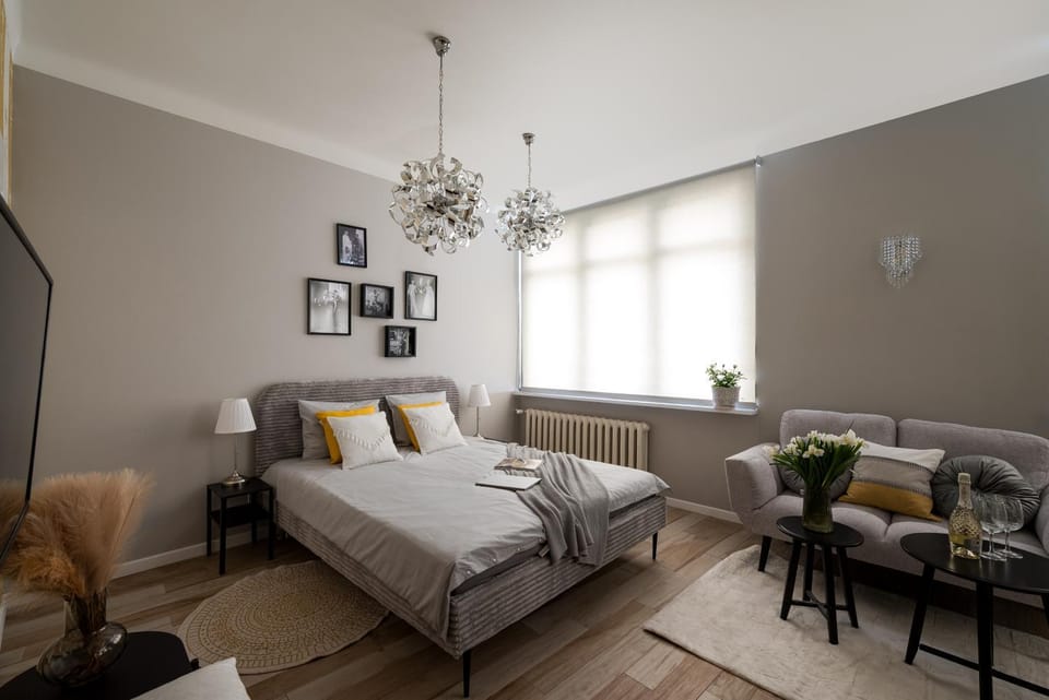 Green Courtyard Studio in Pre-War Tenement House 1 km to Central Station, easy trip to Chopin Airport Apartment in Warsaw