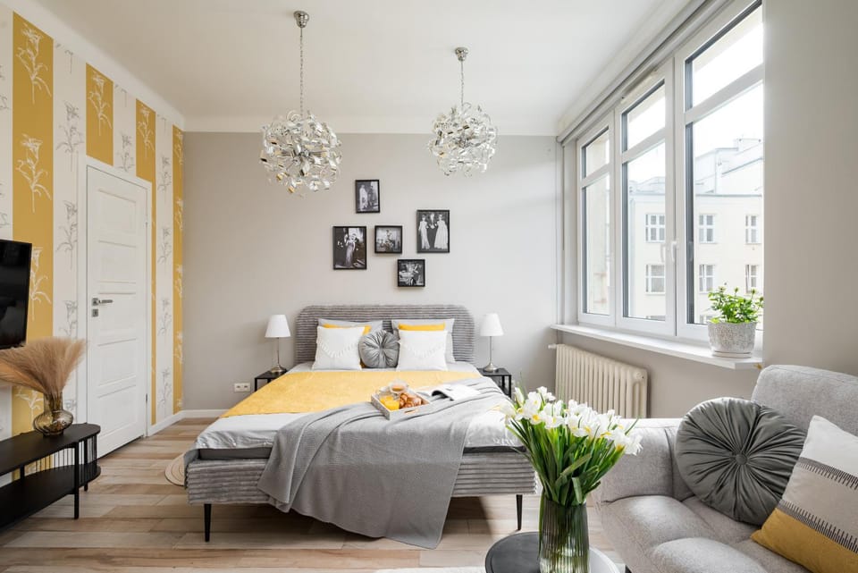 Bed, Living room, Photo of the whole room, Seating area, Bedroom