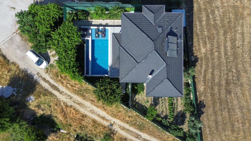 Property building, Day, Bird's eye view, Garden