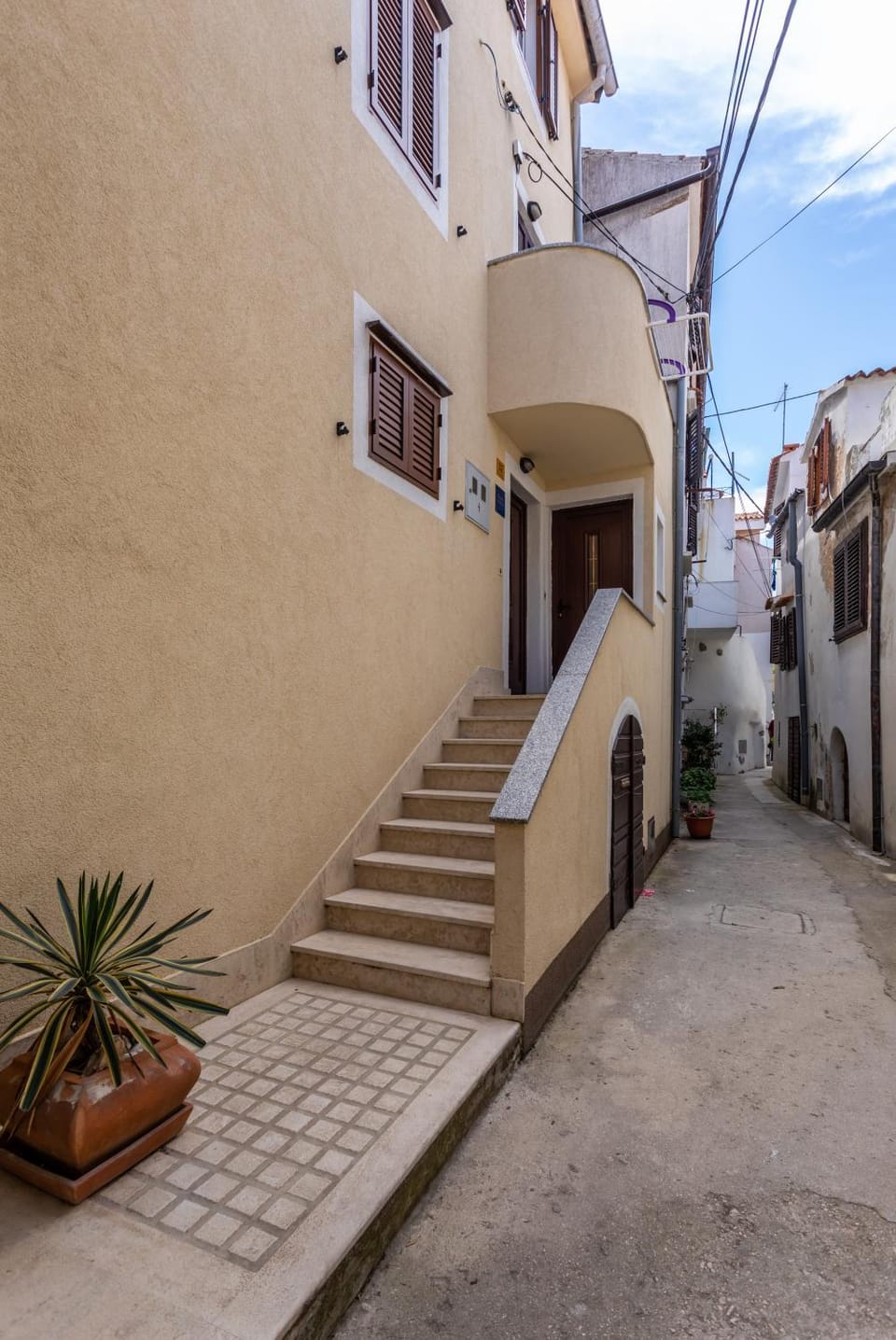 Facade/entrance, Off site, City view