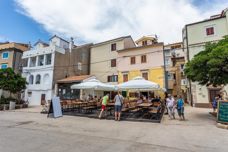 Property building, Restaurant/places to eat, Neighbourhood