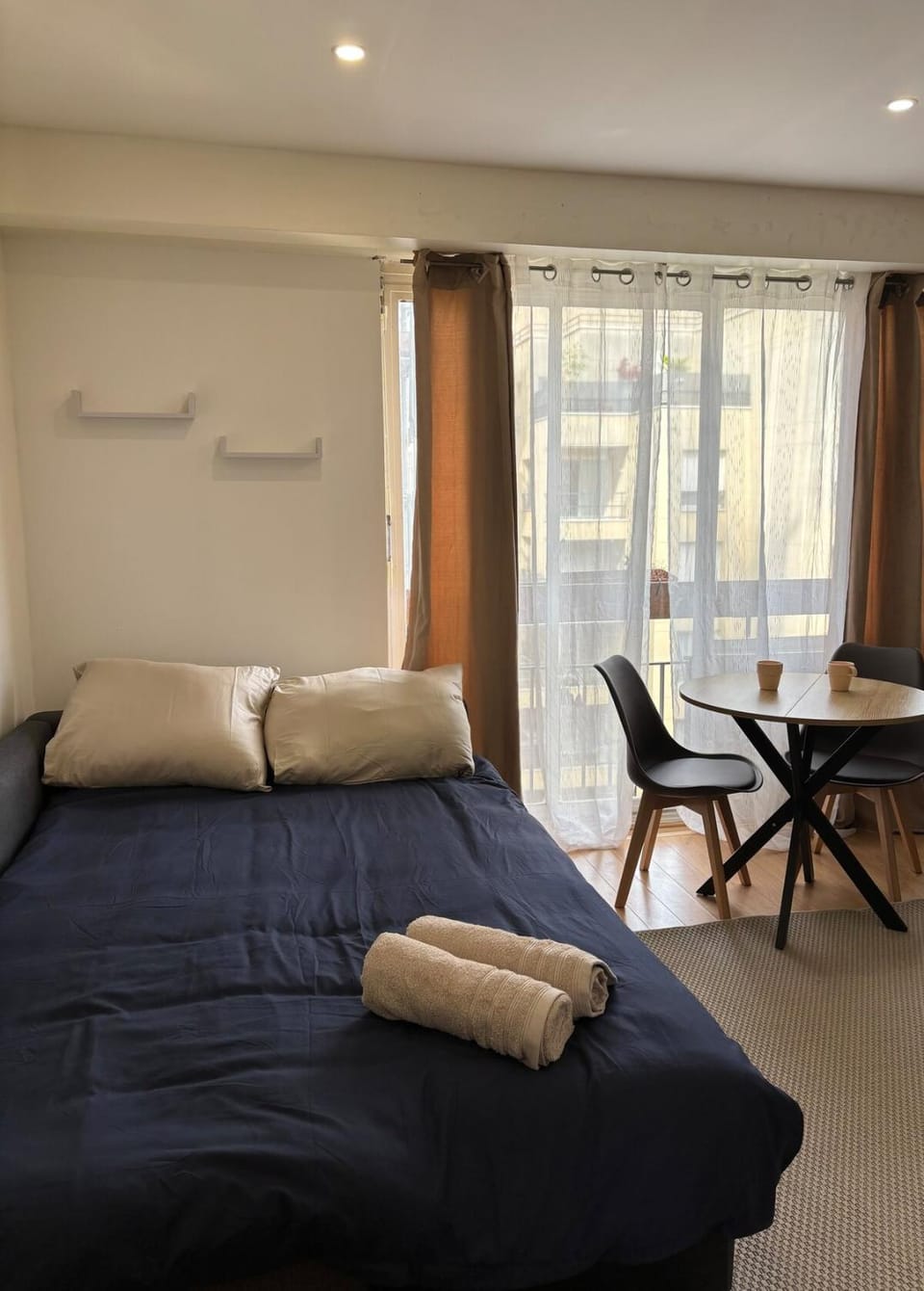 Bed, towels