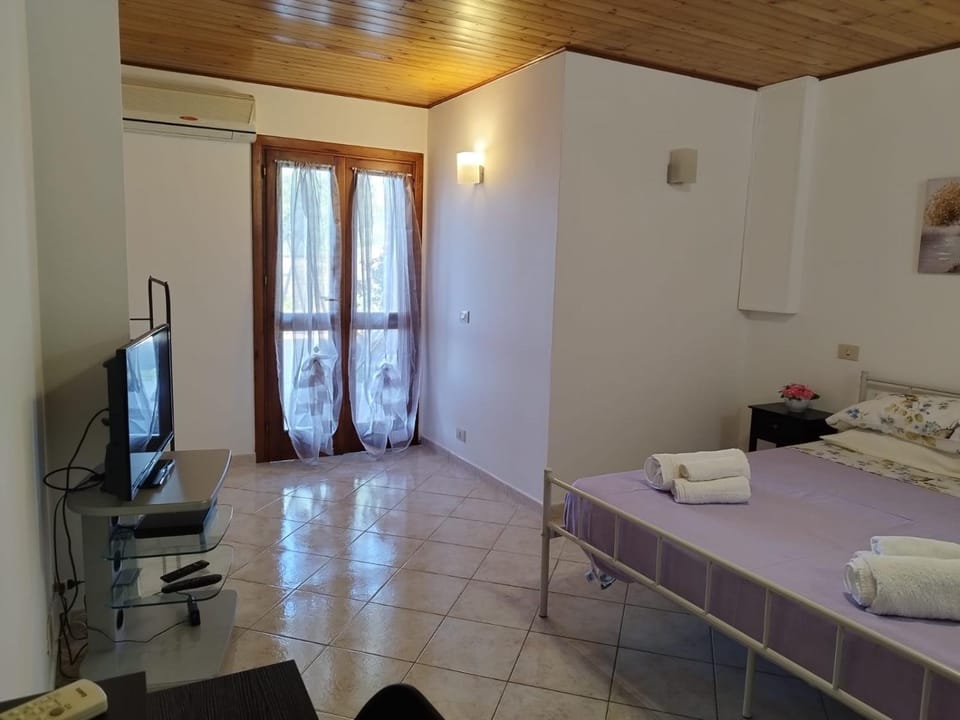 Bed, TV and multimedia, Photo of the whole room, Bedroom, towels, air conditioner