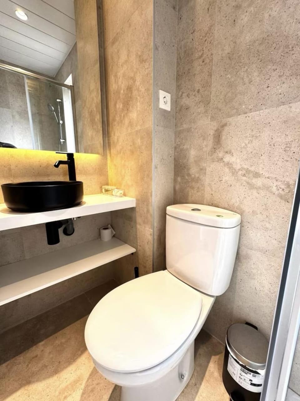 Retiro Residence Grey Apartment in Madrid