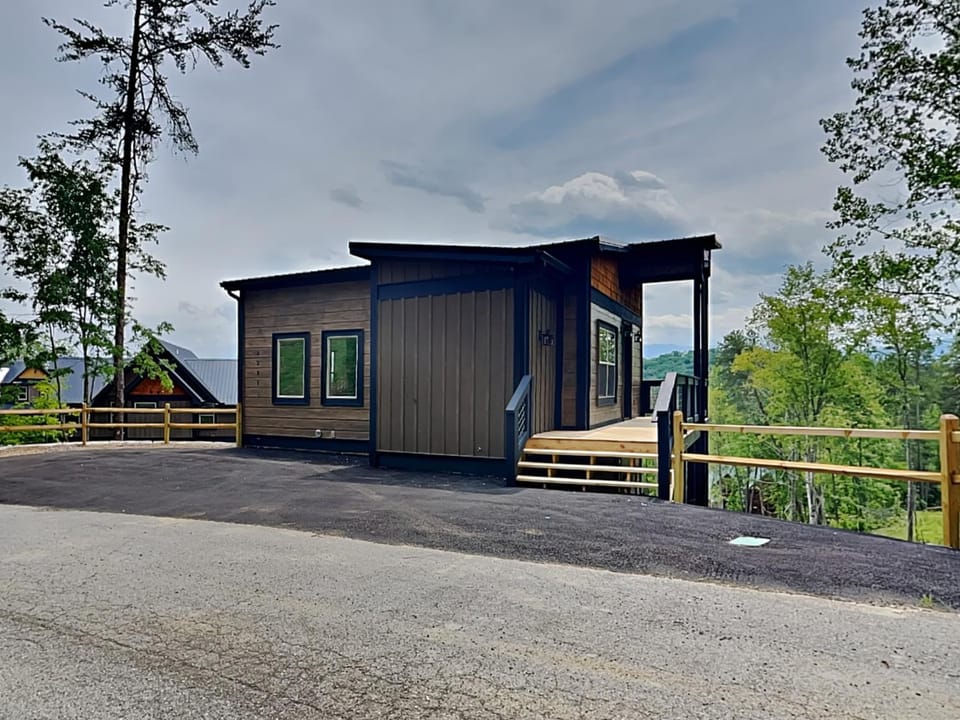 Property building, Natural landscape, Mountain view, Parking