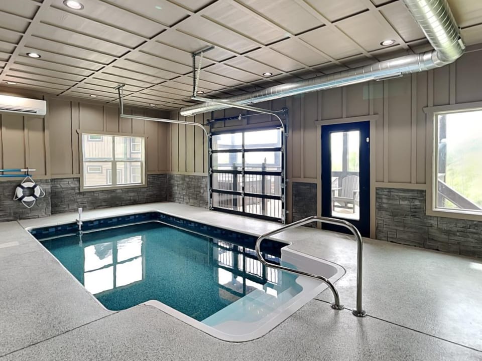 Swimming pool, air conditioner