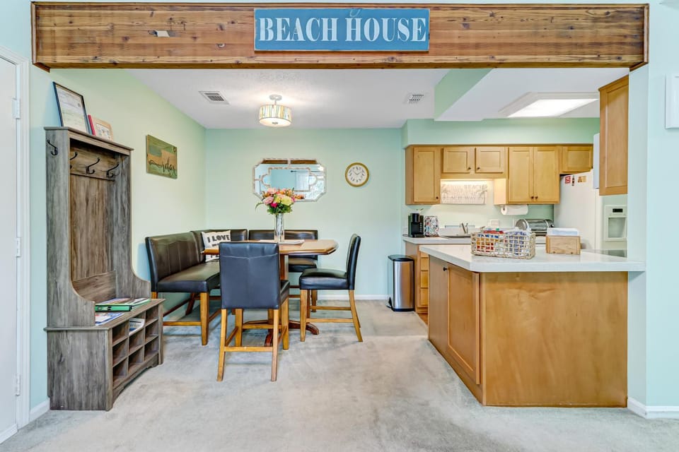 Dog Friendly! This bright and fresh, newly appointed two bedroom one bath condo! House in Fernandina Beach