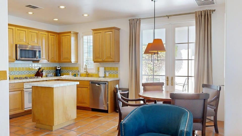 SV253 2BR 3BA Spa Villa with Pool Access & Views Apartment in Indian Wells