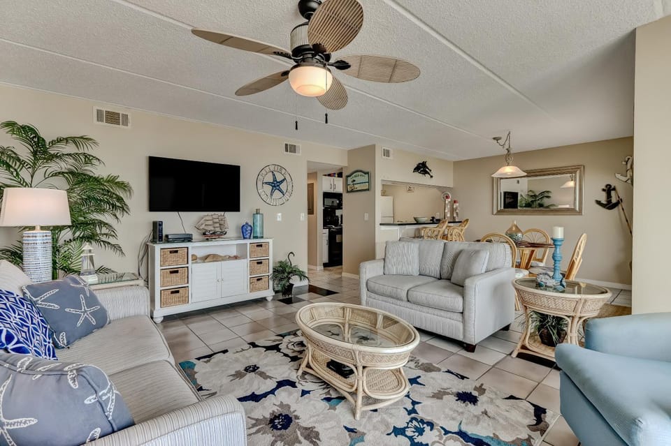 2 Bed/2 Bath Oceanfront condo sleeps 6. Oceanfront deck and pool. House in Fernandina Beach