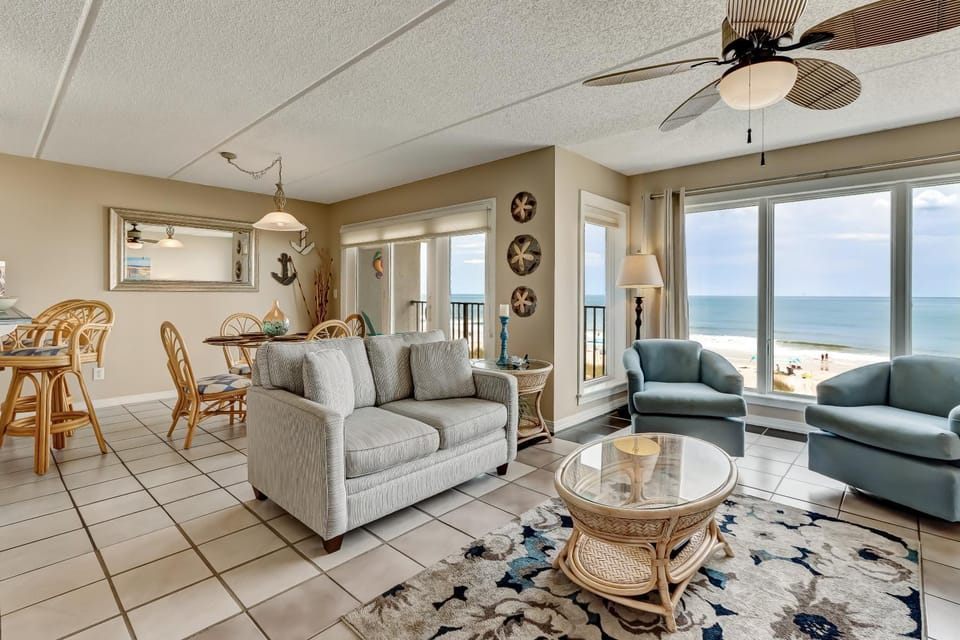 2 Bed/2 Bath Oceanfront condo sleeps 6. Oceanfront deck and pool. House in Fernandina Beach