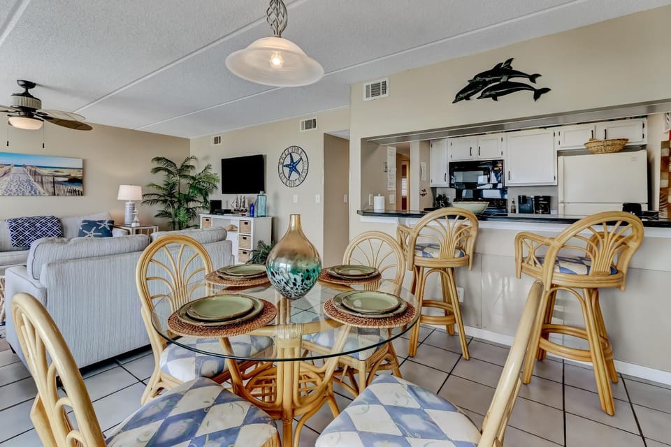 2 Bed/2 Bath Oceanfront condo sleeps 6. Oceanfront deck and pool. House in Fernandina Beach