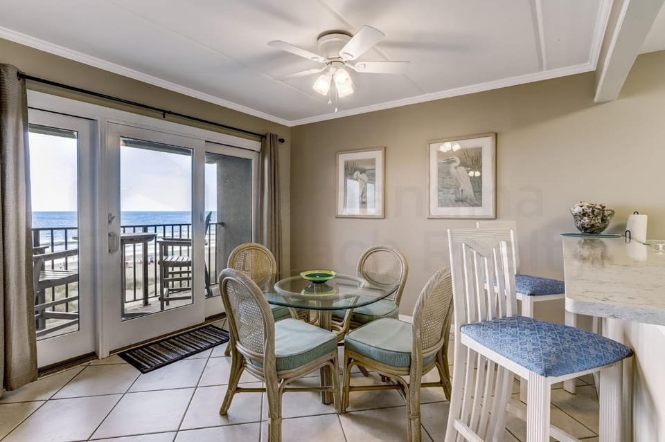 Top floor Oceanfront condo that has spectacular ocean views and sunrises. This condo sleeps 6. House in Fernandina Beach
