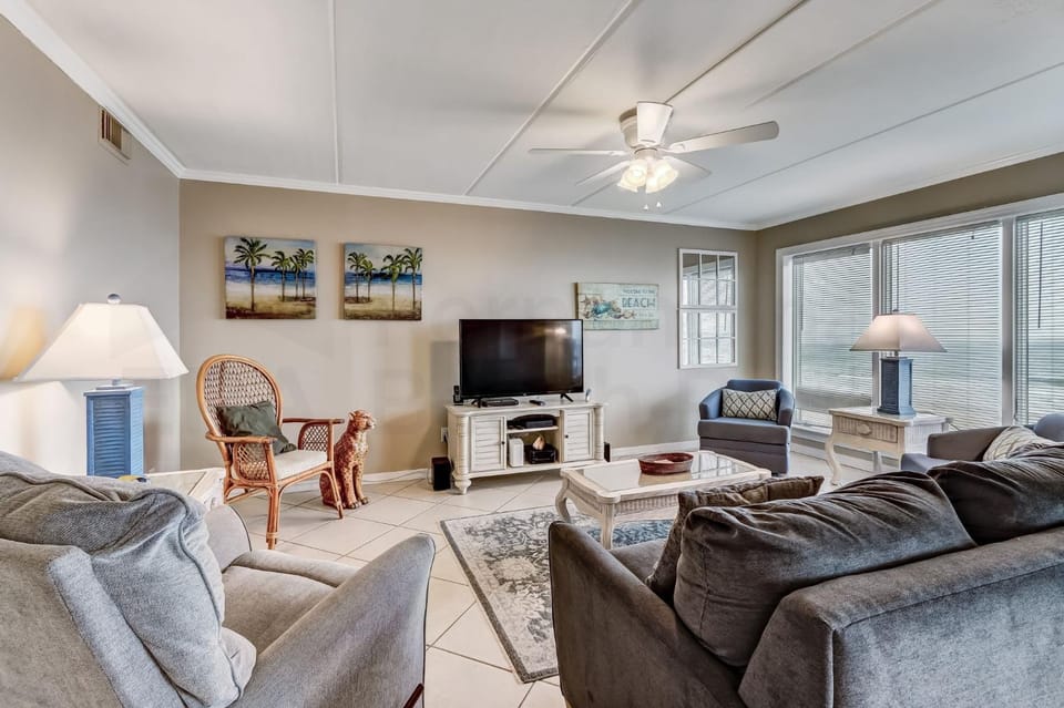 Top floor Oceanfront condo that has spectacular ocean views and sunrises. This condo sleeps 6. House in Fernandina Beach