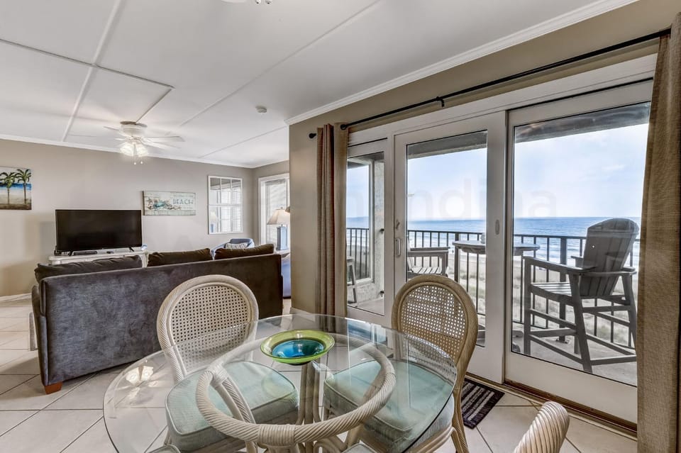 Top floor Oceanfront condo that has spectacular ocean views and sunrises. This condo sleeps 6. House in Fernandina Beach