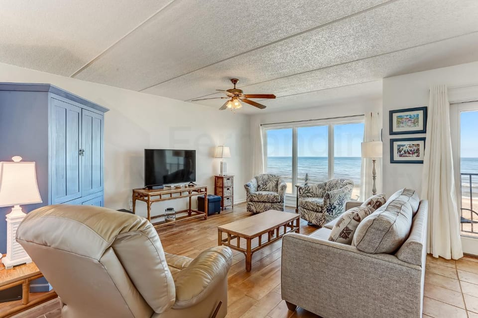 2 Bed/2 Bath, 4th floor Oceanfront condo sleeps 6. Oceanfront deck and pool. House in Fernandina Beach