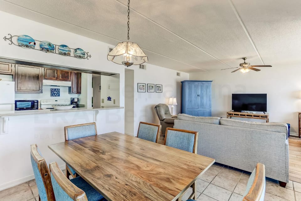 2 Bed/2 Bath, 4th floor Oceanfront condo sleeps 6. Oceanfront deck and pool. House in Fernandina Beach