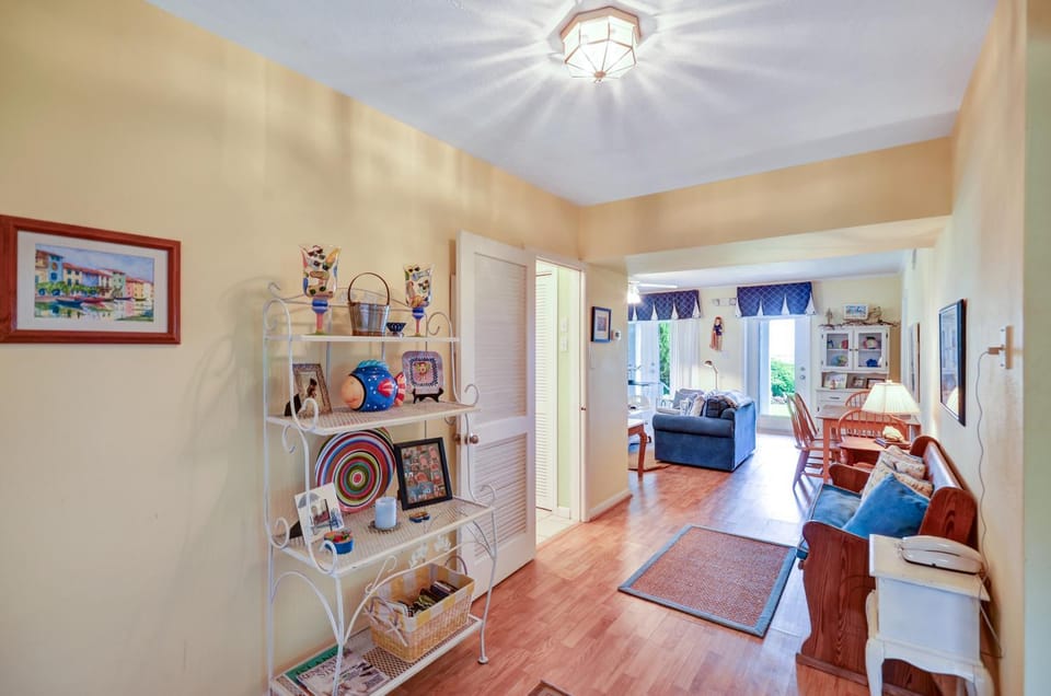 Dog friendly, ground floor unit close to 27-hole City golf course. House in Fernandina Beach