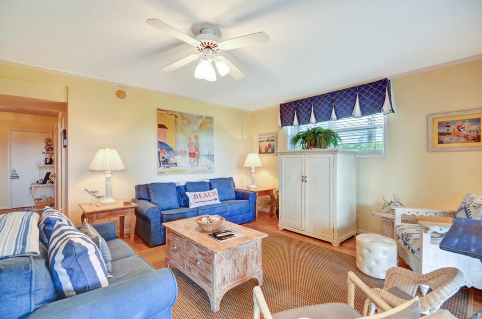 Dog friendly, ground floor unit close to 27-hole City golf course. House in Fernandina Beach