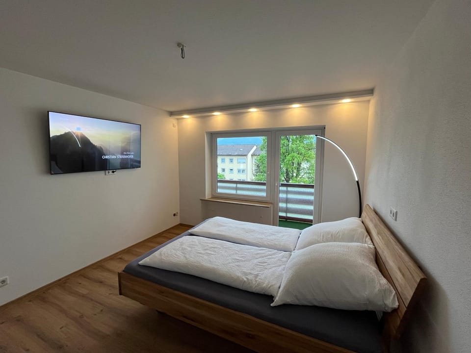 Bed, TV and multimedia, Bedroom