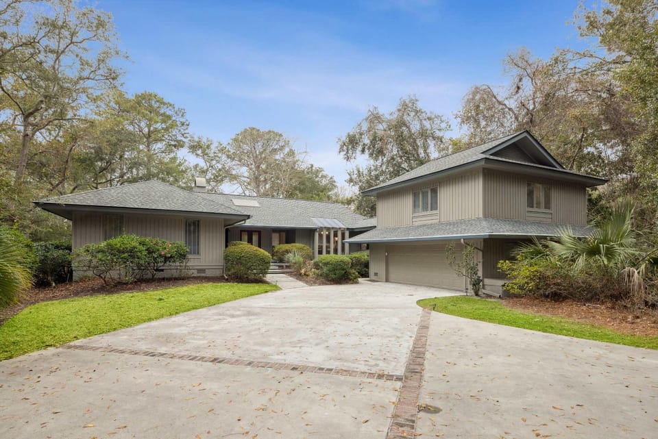 Beautiful 4BDR with Hot Tub & Pool Shuttle to Beach House in Hilton Head Island