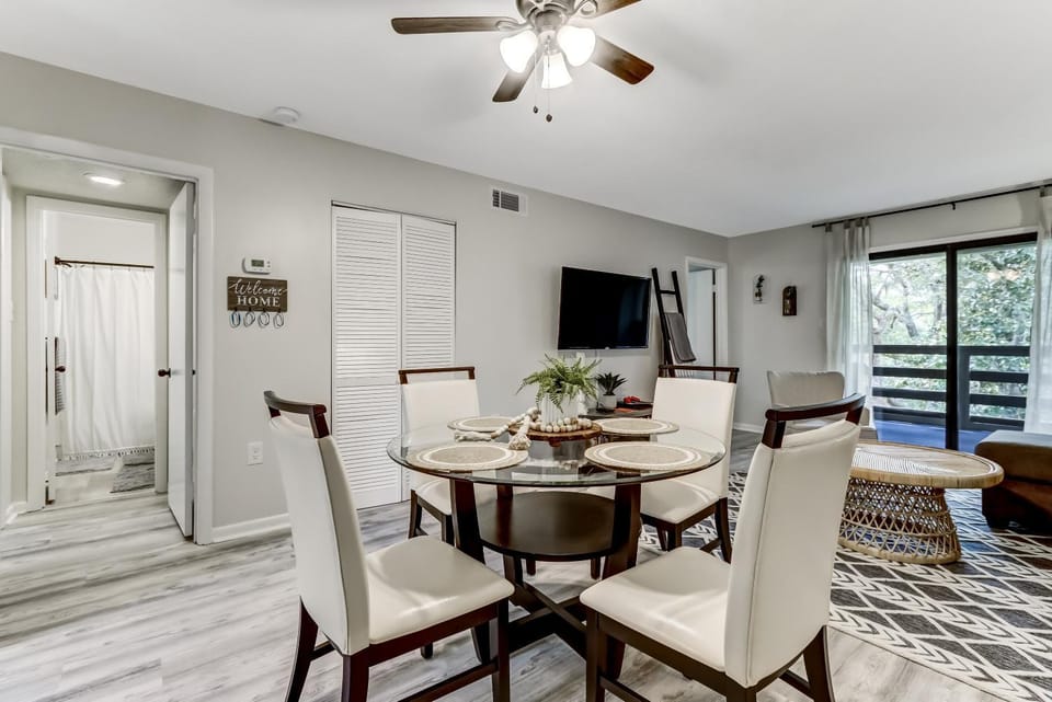 New Listing! Secluded location a few blocks from the beach, easy access by traveling the walkway House in Fernandina Beach