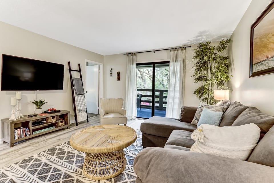 New Listing! Secluded location a few blocks from the beach, easy access by traveling the walkway House in Fernandina Beach