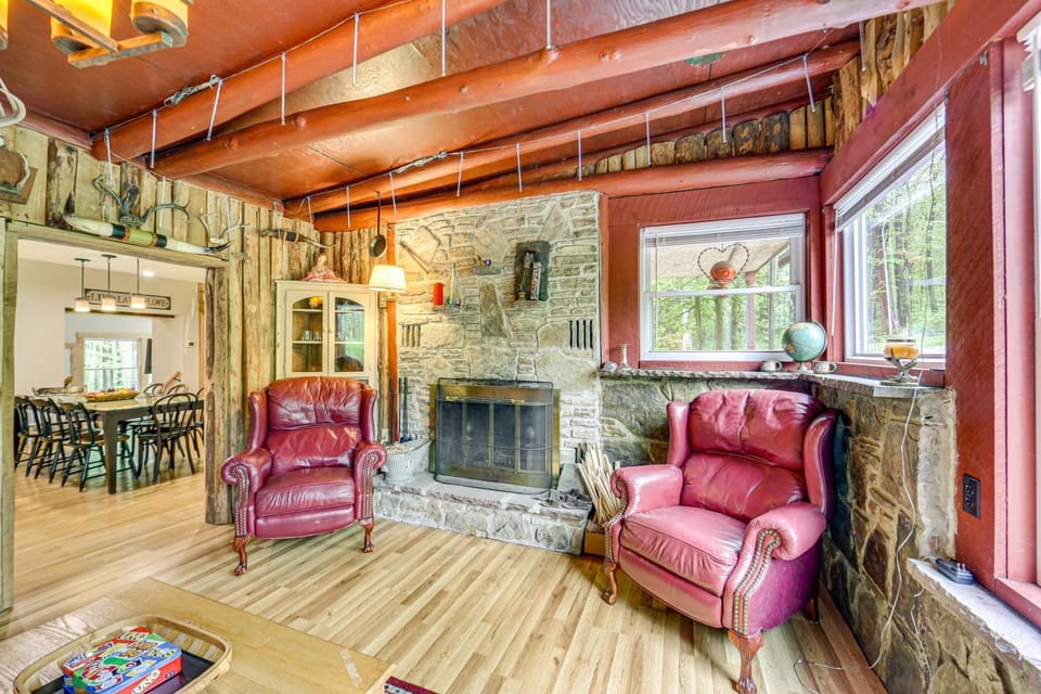 10 Mi to Mtn Resort: Normalville Cabin w/ Balcony! Cabin in Pennsylvania