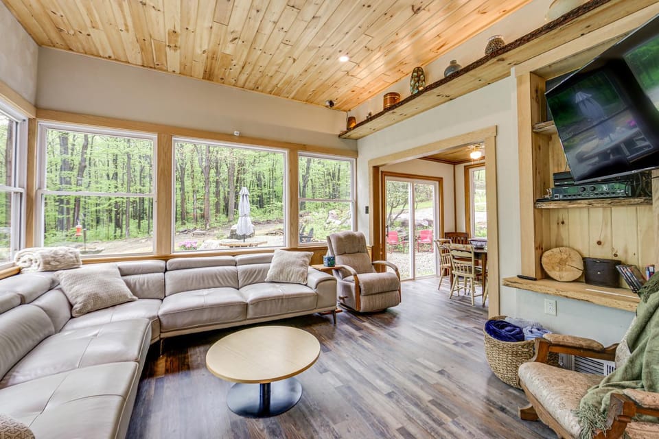 10 Mi to Mtn Resort: Normalville Cabin w/ Balcony! Cabin in Pennsylvania